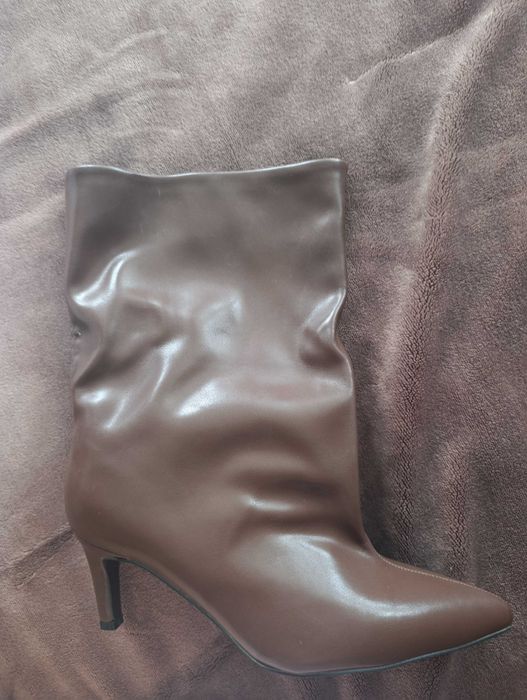 Krótkie kozaki damskie z szerszą cholewką brązowe r 37