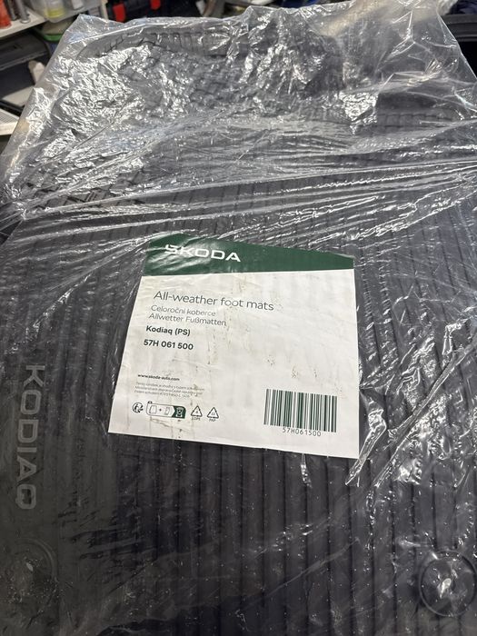 Komplet oryginalnych dywanikow skoda kodiaq 2 nowe