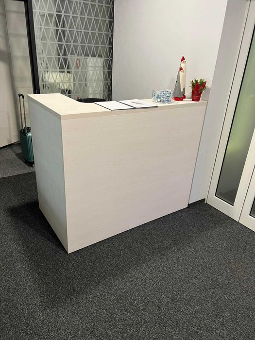 Lada recepcyjna do biura - prosta, w jasnym ciepłym kolorze