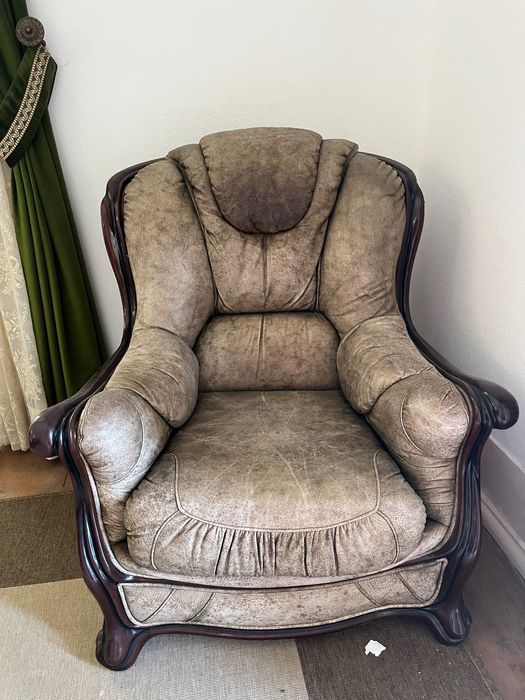 Poltrona em pele com estrutura de madeira