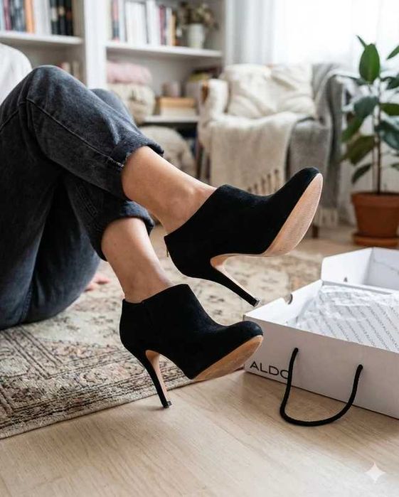 Botins / Ankle Boots ALDO Pretos em Camurça - Tam. 38