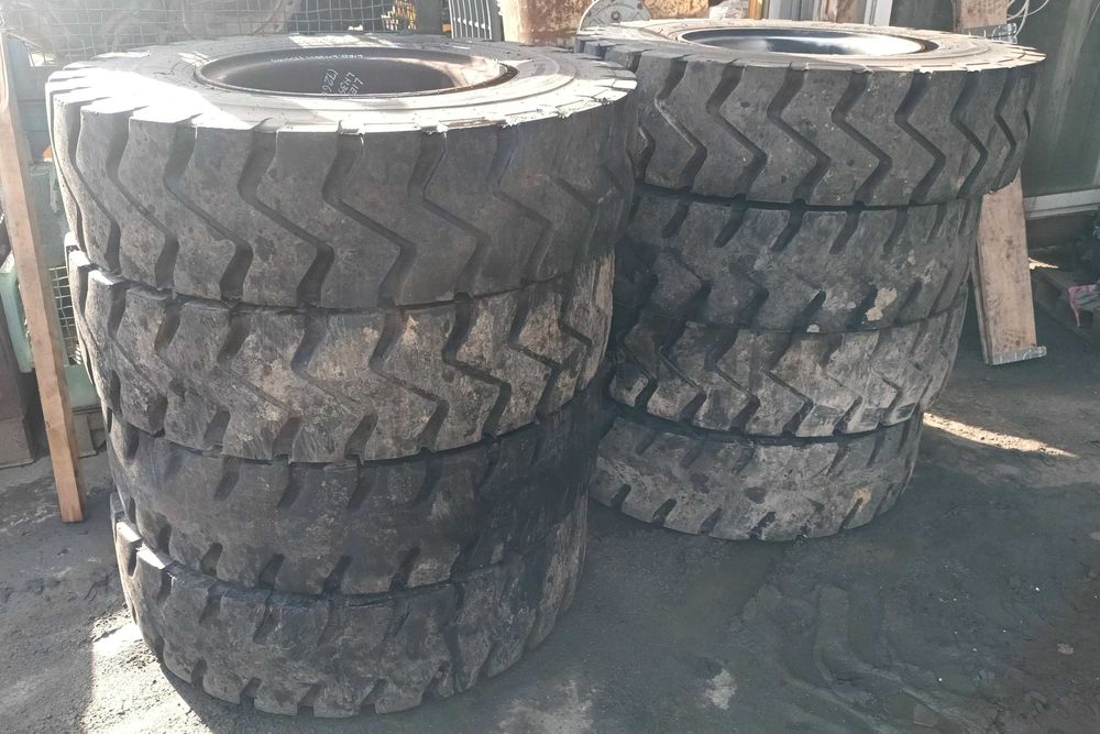 Koła do koparki Liebherr LM35 Timber. Stan idealny. Bridgestone.12R20.