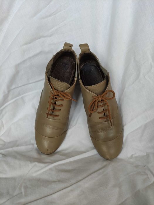 Sapatos rasos, beges, fechados, com cordões, estilo dança64738889058177123