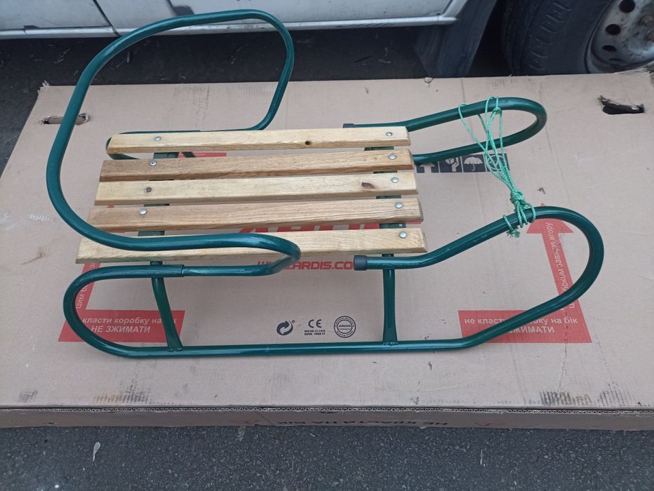 Санки как для детей так и для взрослых.