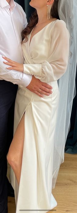 Весільна сукня з вирізом