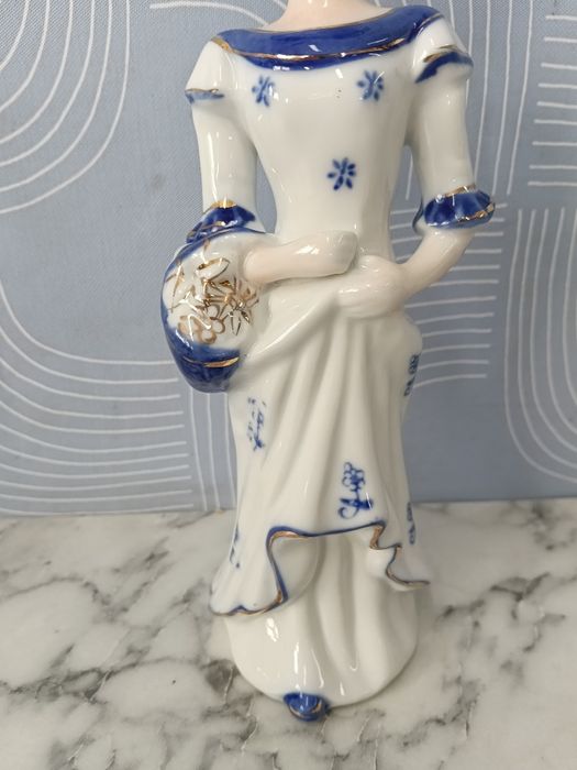 Figurka porcelanowa dama z koszem