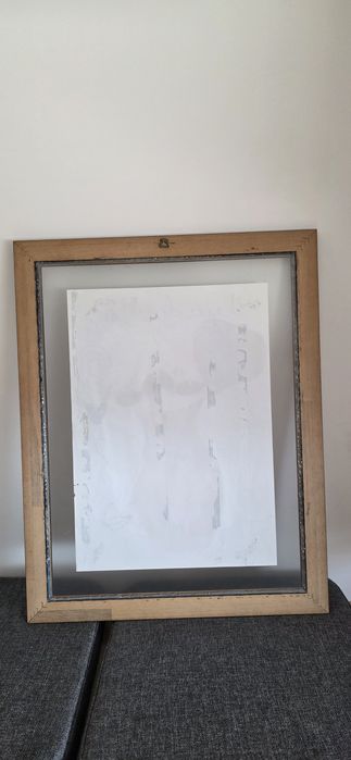 Moldura de madeira com vidro duplo.