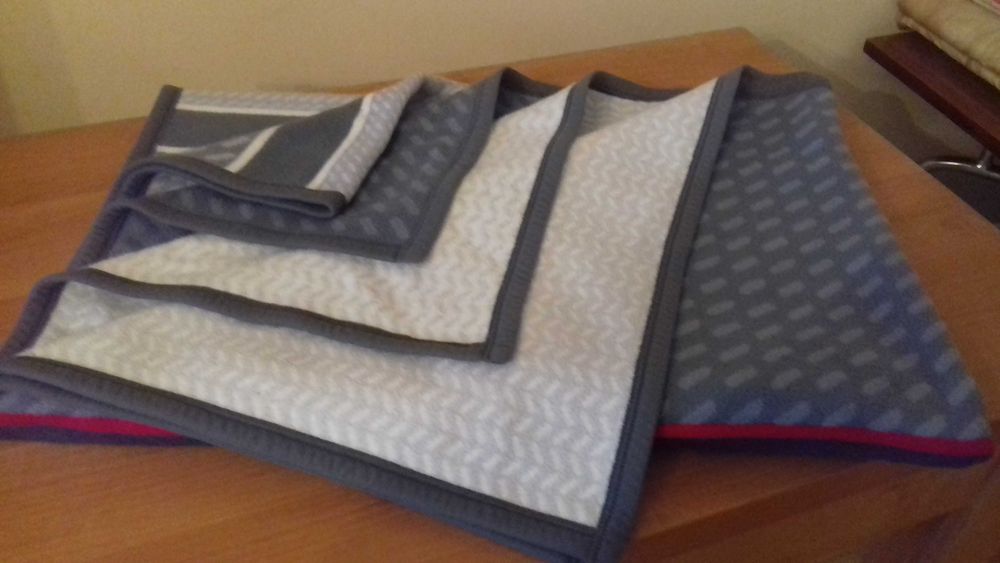 Koc szary z czerwonymi paskami, do sprzedania