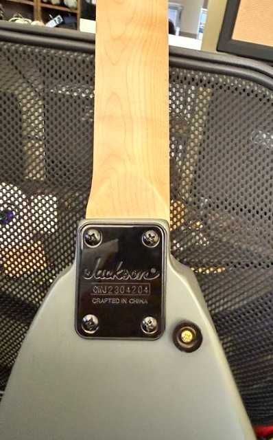 Guitarra Jackson V  M Army Drab, com vários upgrades