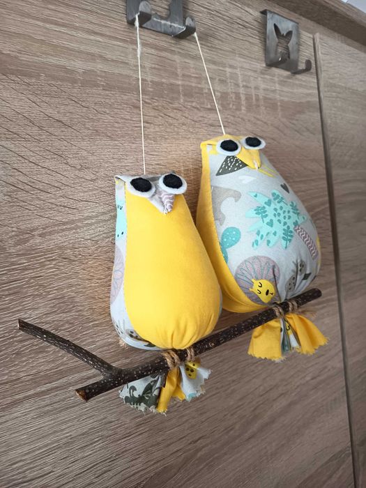 Urocze sowy dekoracyjne na gałęzi / 15 cm