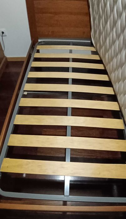 Cama solteiro, colchão como novo e estrado