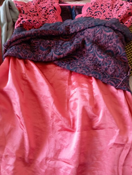 Elegancka koronkowa malinowa