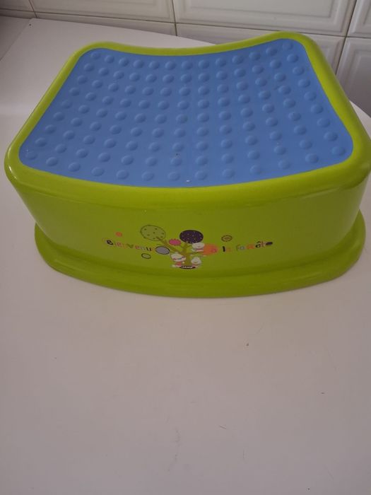 Banquinho para a criança pôr os pés.