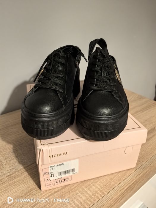 Czarne sneakersy Vices na grubej tłoczonej podeszwie
