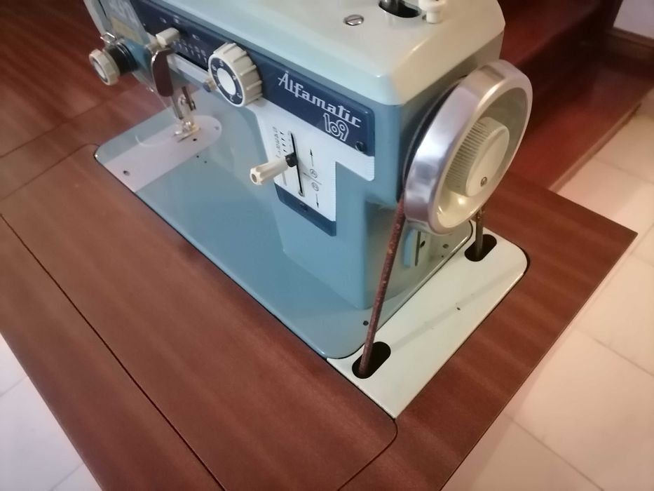 Máquina de costura marca Alfa 109