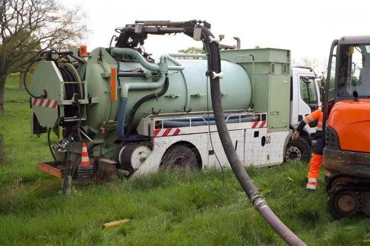 Мулосос Ілосос Асенізатор Викачування зливних ям Ручна чистка септиків