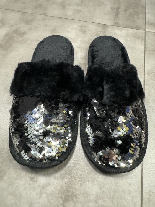 Kapcie z puszkiem i cekinami