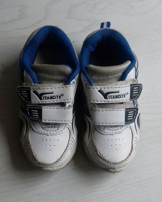 Продам детские кроссовки