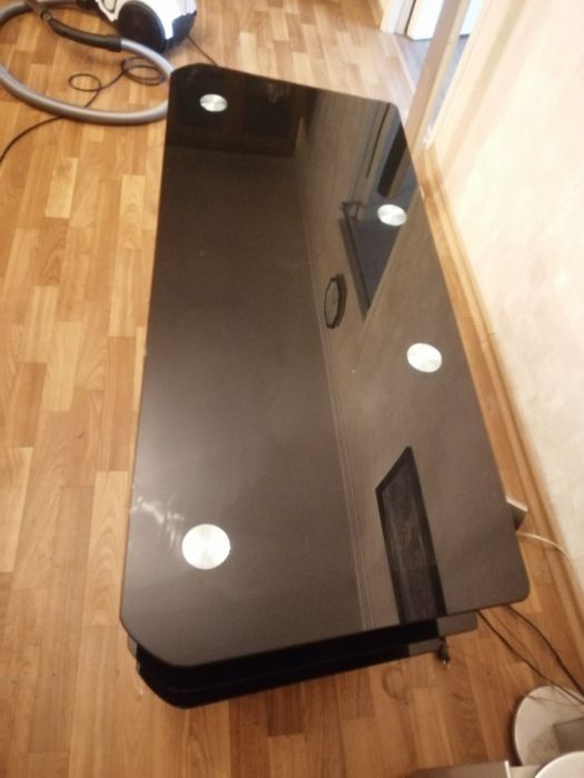 Стеклянная полка под TV