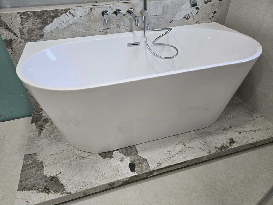 Wanna wolnostojąca akrylowa przyścienna z półką Karbin 170cm Chrom OUTLET