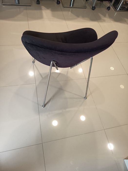 Cadeiras pretas em tecido aveludado, para salão ou sala de esta