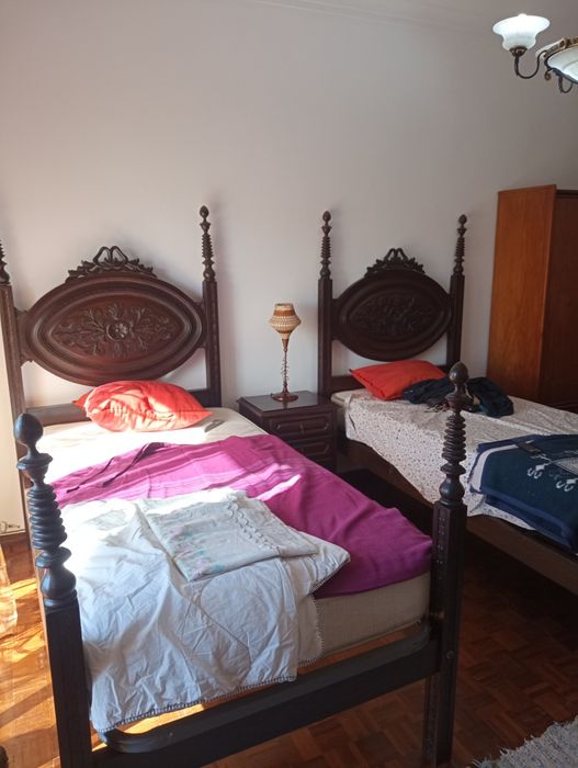 2 Camas em madeira maciça + Estrado + Colchão + mesas de cabeceira