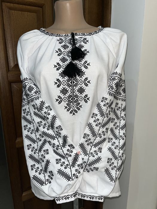 Великий розпродаж платтів і вишиванок