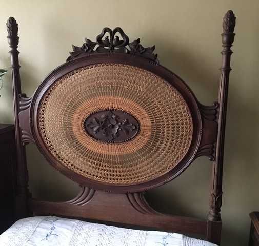 Cama de solteiro em madeira e palhinha