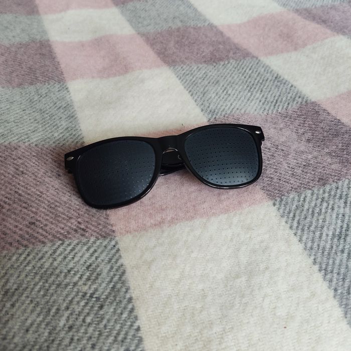 Okulary z dziurkami