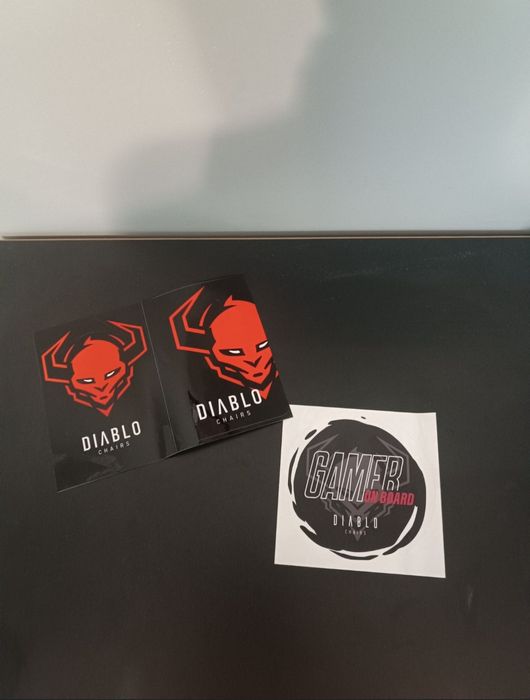 Diablo Chairs Gift Box smyczka opaska i naklejki