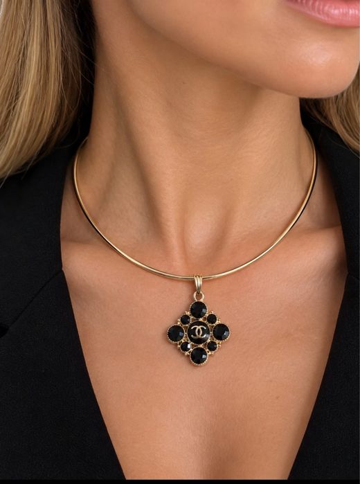 Piekny choker z logowanym wisiorkiem