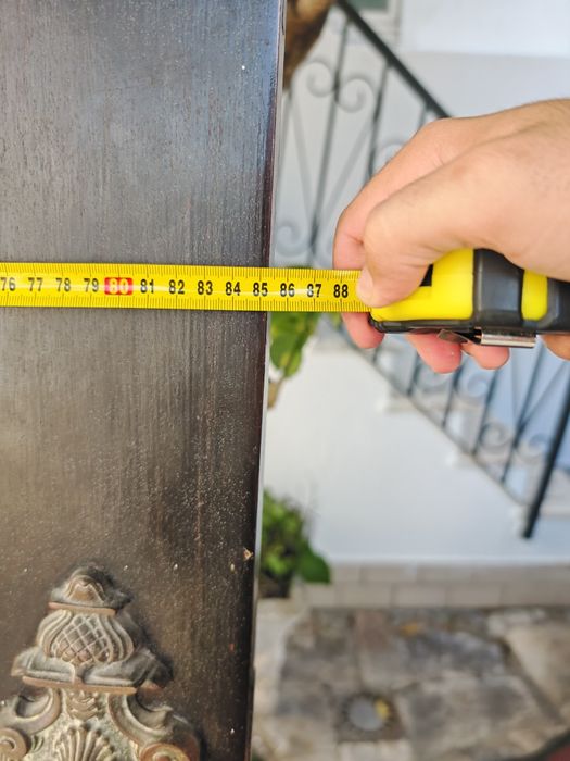 Porta de Madeira Maciça com Detalhes Clássicos