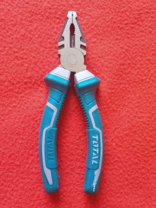 Плоскогубцы Total 200 мм