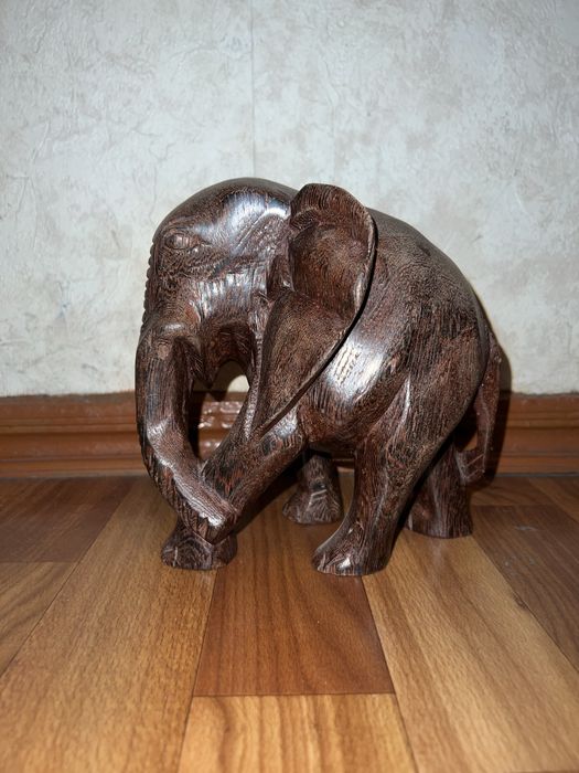 Статуетка слона з твердого дерева