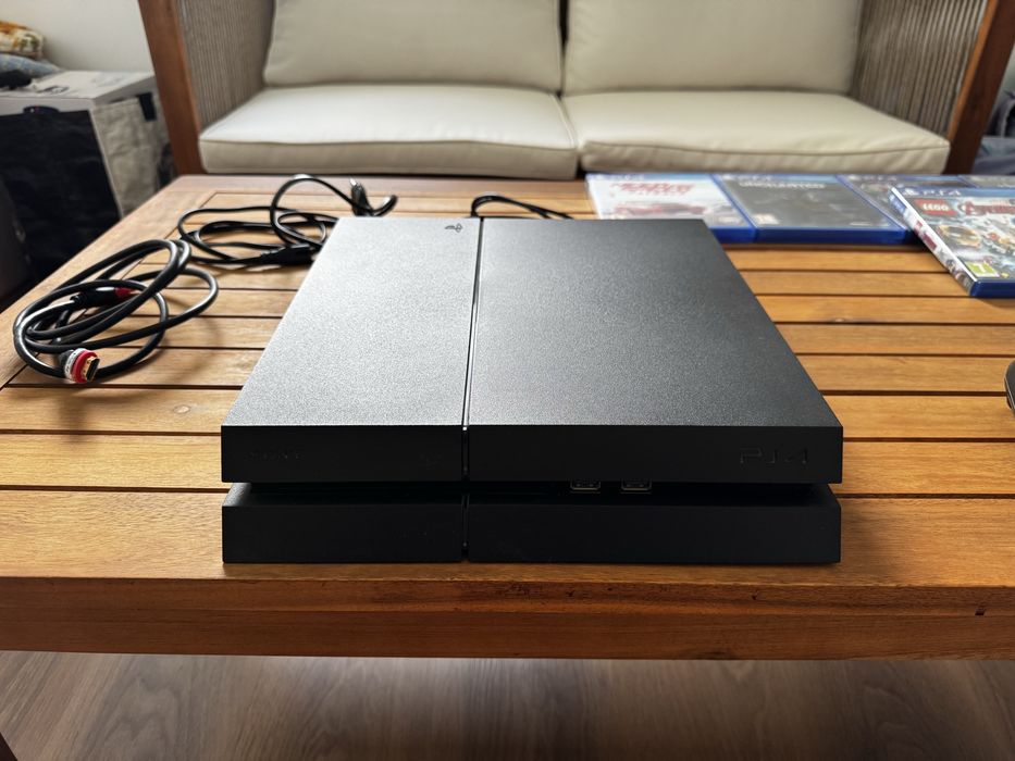PS4 - 1TB com comandos e jogos