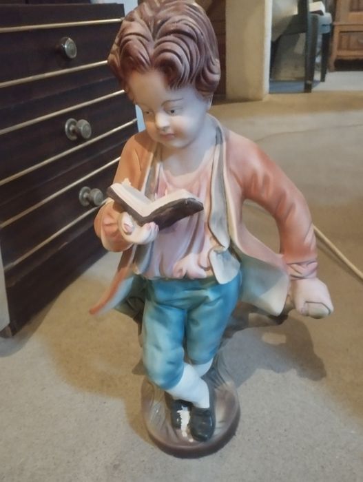 Estatueta menino estudante