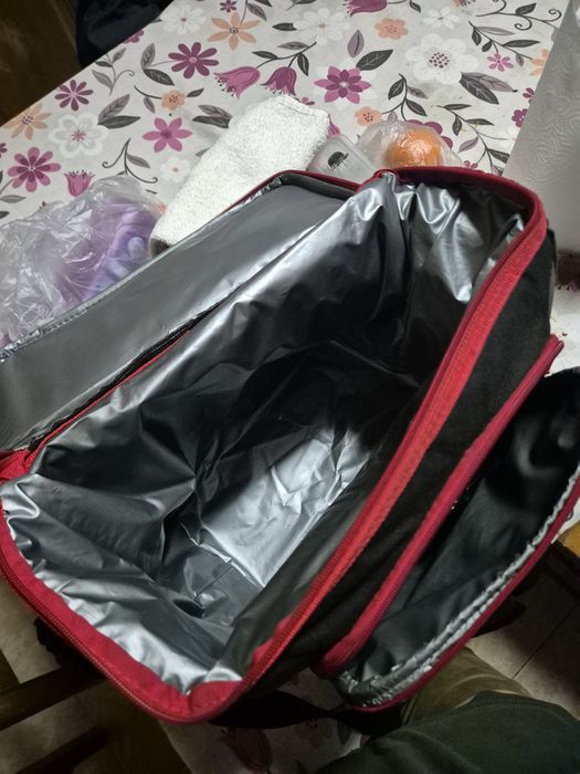 Vendo ou troco mala térmica grilo, de cor cinza/vermellha 25L