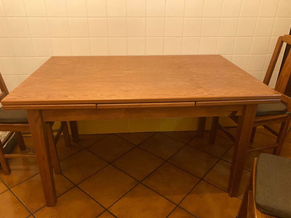 Mesa cozinha com cadeiras