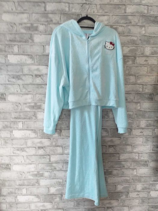 Dres Hello Kitty z grubszego weluru PRIMARK