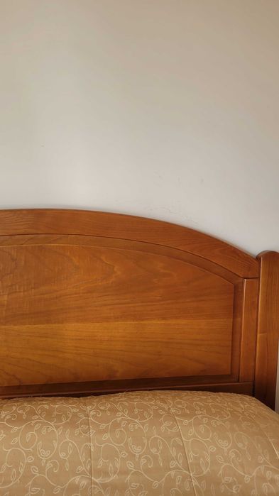 Cama de casal em madeira com 4 gavetas