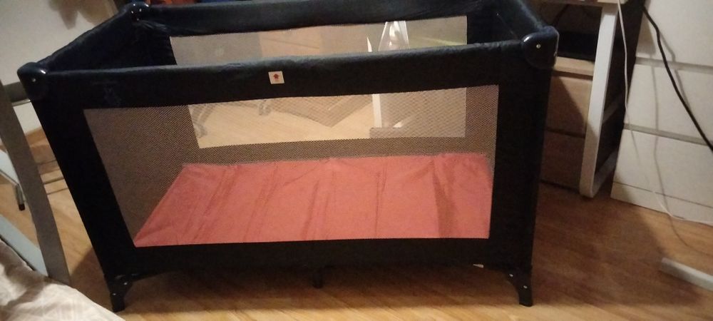 Berço de bebê e cama de viagem