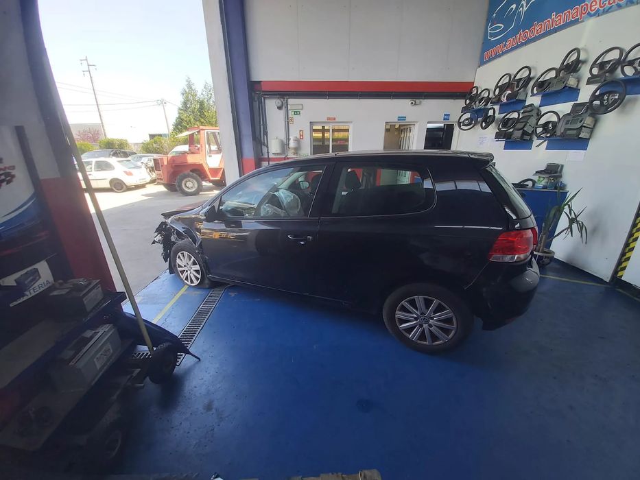 Volkswagen Golf VI 1.6 TDI de 2008 ás peças.