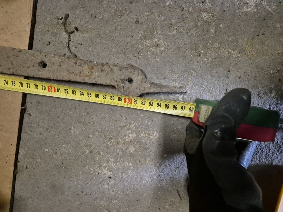 Stare, kute, zawiasy drzwi