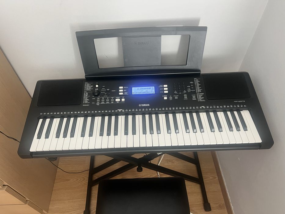 Yamaha PSR-E373 + suporte — 180 €  Teclado Yamaha PSR-E373 de 61 teclas, em bom estado e totalmente funcional. Inclui suporte com banco