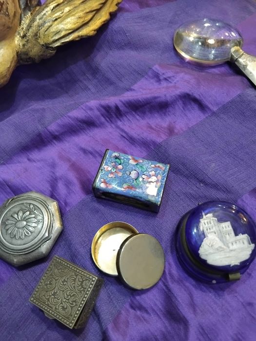 Cinco  caixas antigas duas de prata