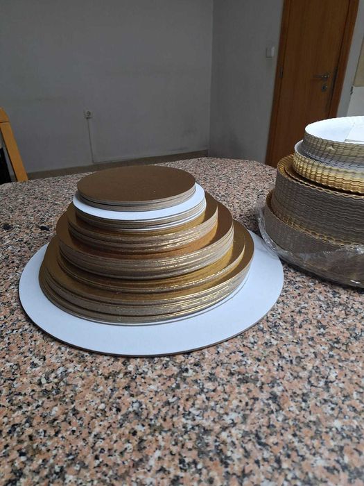 Caixas, pratos e bases de pastelaria