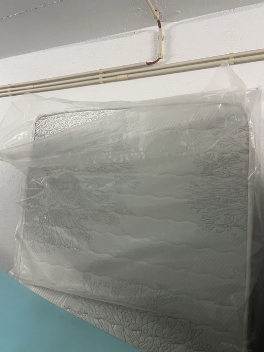 Cama/Sofá  Cor Branca, com colchão , NOVA