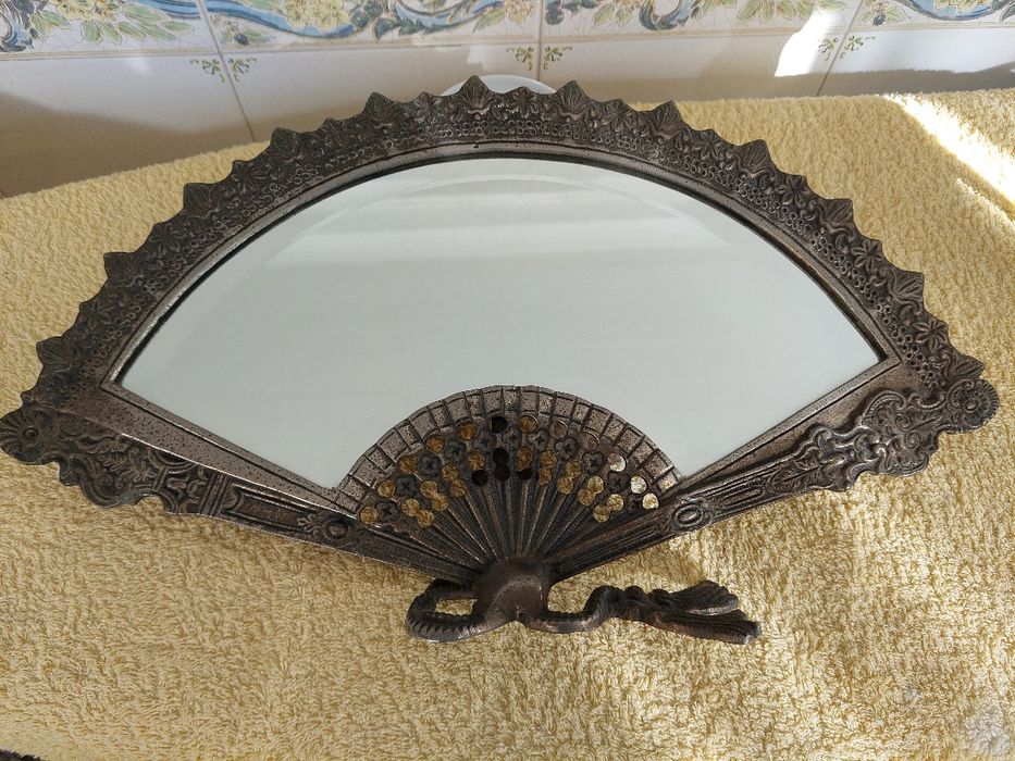 Espelho antigo em leque