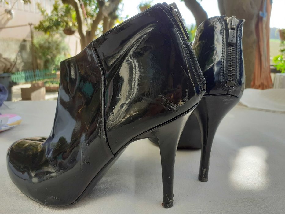 Sapatos de salto alto preto de verniz tam.40 - usado