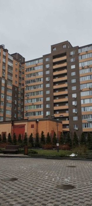 Двір закритого типу.